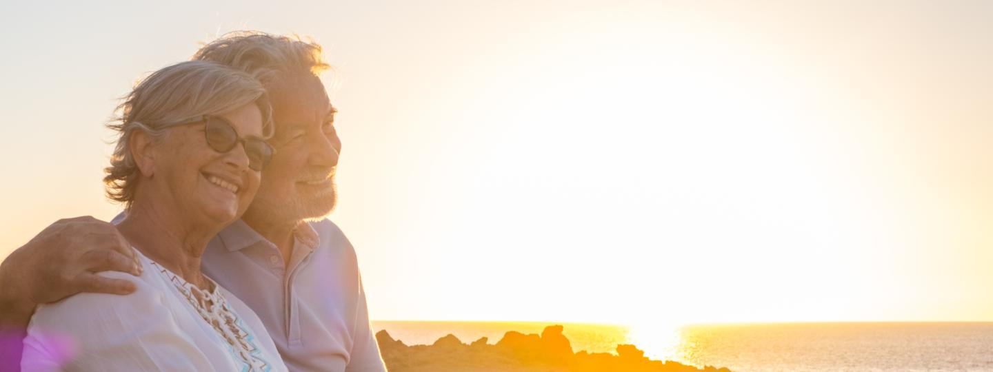 2023 06 07 Koppel Stel Ondergaande Zon Strand Zonsondergang.jpg