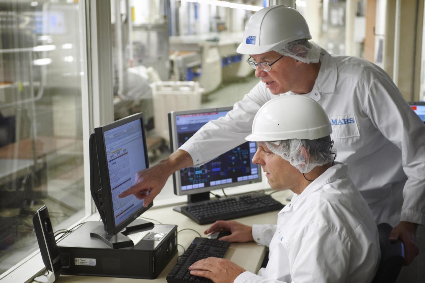 Mensen in de fabriek