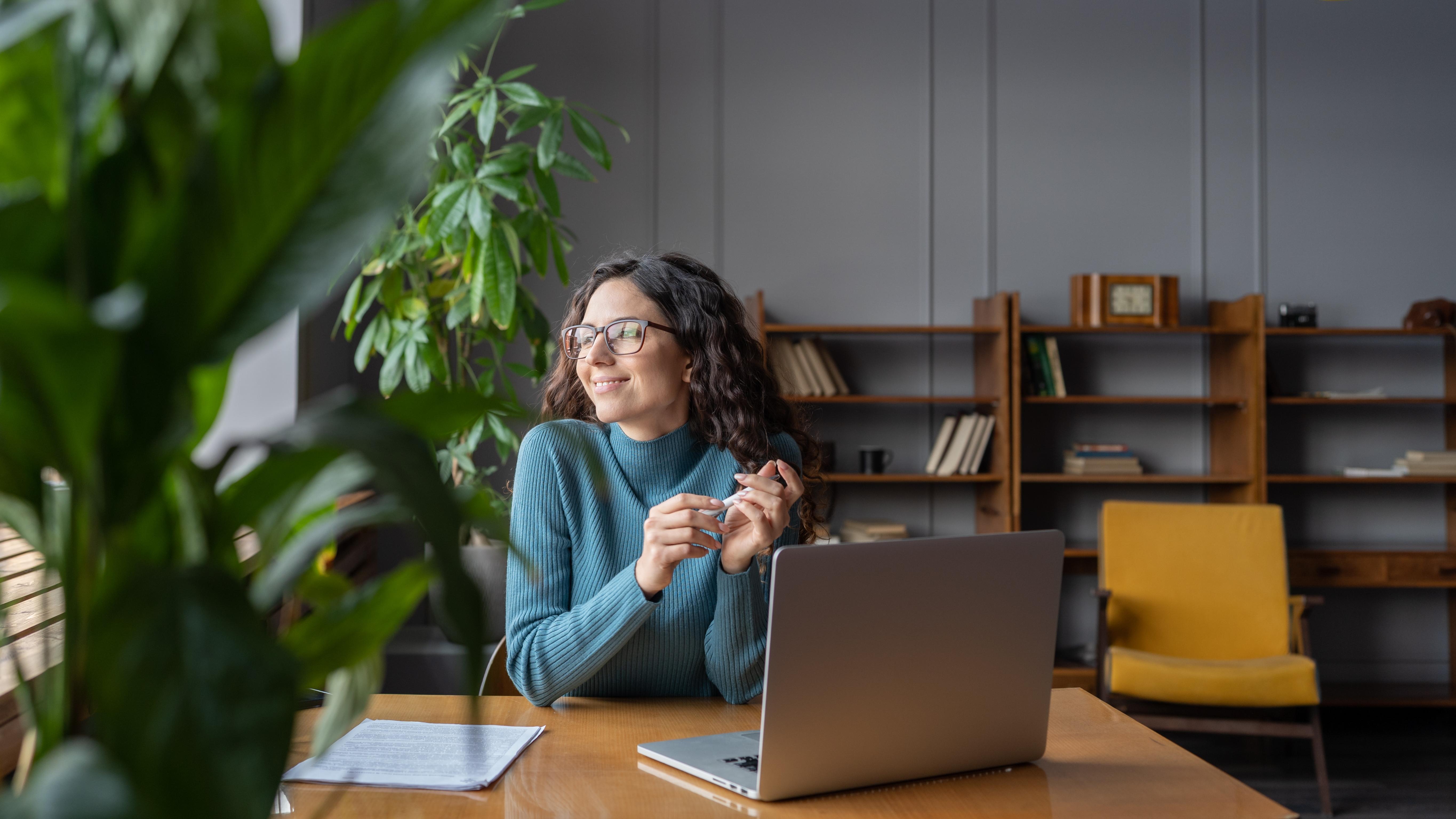 Vrouw achter laptop